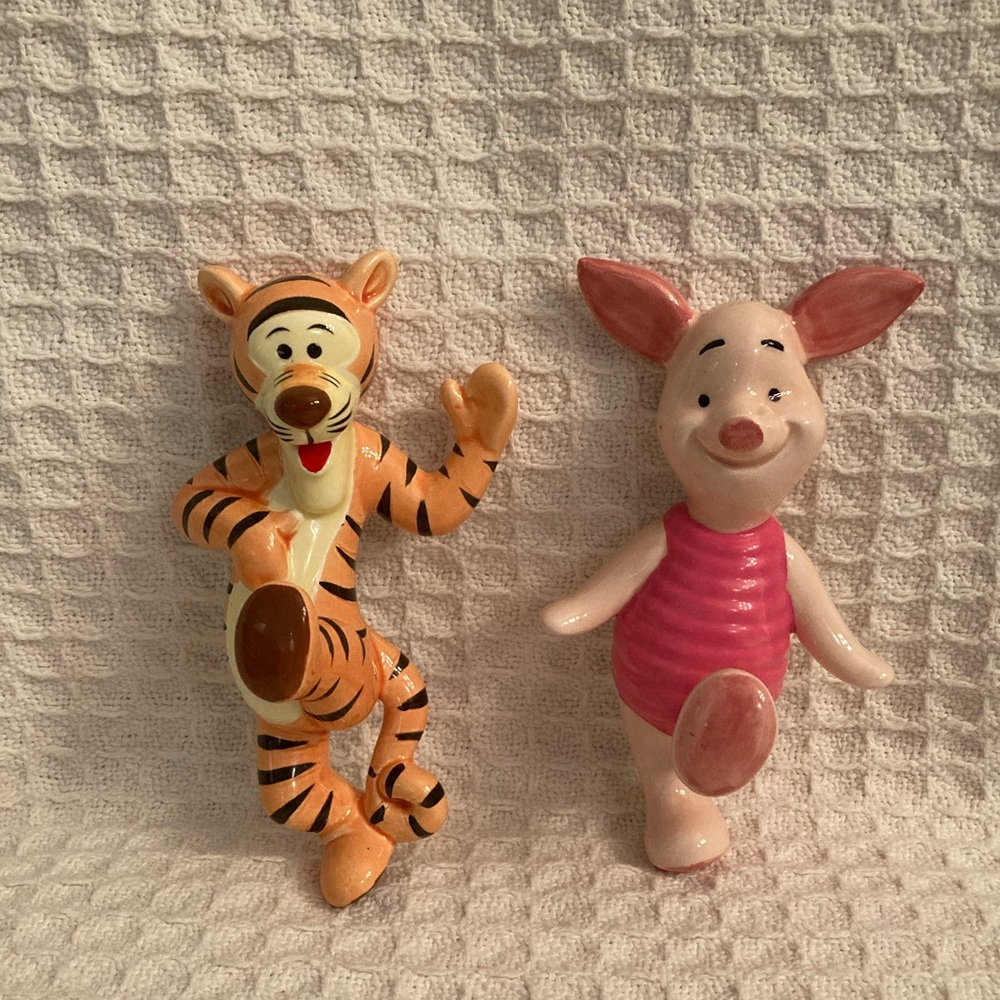 Adorable Disney Japan Piglet And Tigger Porcelain Wall Hanging Decorations NWT
